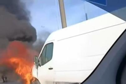 Alev alan servis minibüsü küle döndü