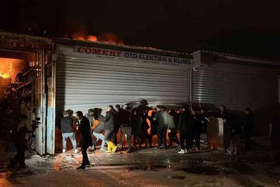 Alevlere teslim olan iş yerlerindeki araçları kurtarmak için zamanla yarıştılar