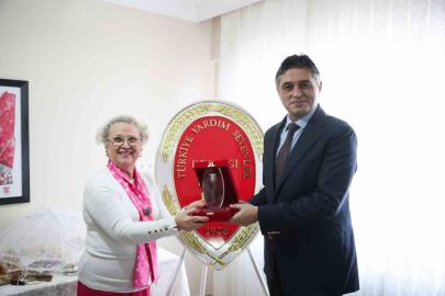 Aliağa Belediye Başkanı Serkan Acar’a desteklerinden dolayı plaket