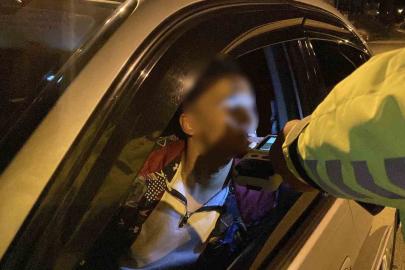 Alkollü çevirmeye girdi, ehliyeti gitmesin diye uzun süre dil döktü