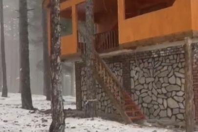 Amanoslar’da kışın ilk habercisi: Zorkun Yaylası beyaza büründü