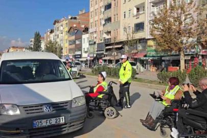 Amasya’da polis, sürücüleri engelli vatandaşlar için durdurdu