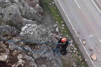 Amasya’da riskli kaya parçaları sökülerek yola düşürüldü, hummalı çalışma dronla görüntülendi
