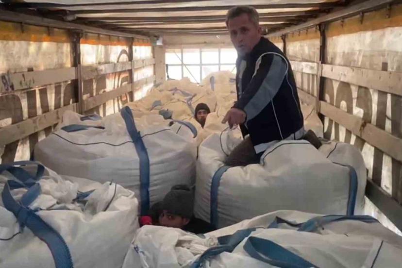 Amasya’da tırda çuvalların arasında 13 kaçak göçmen yakalandı