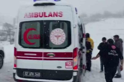 Ambulansla karda mahsur kalan hastayı belediye ekipleri kurtardı
