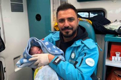 Ambulansta doğum yapan anne bebeğine sağlık personelinin adını verdi