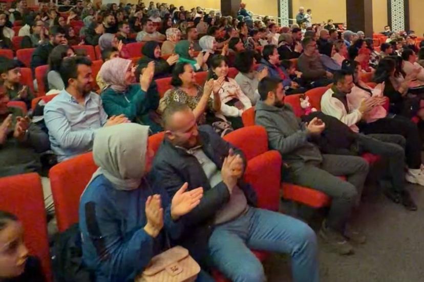 Ankara’da hem çocuklara hem yetişkinlere tiyatro gösterimi