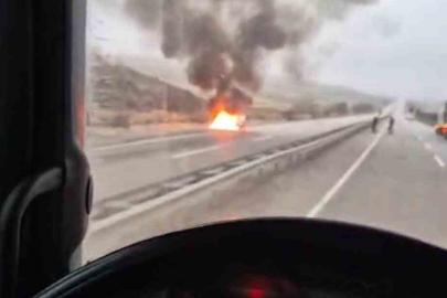 Ankara’da seyir halindeki otomobil alev aldı