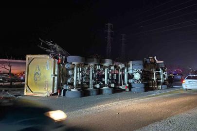 Antalya’da EDS direğine çarpan tır devrildi: 2 yaralı