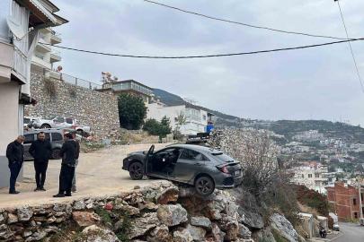 Antalya’da geri manevra yapan araç şarampolde asılı kaldı