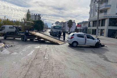 Antalya’da hafif ticari araç ile otomobil kavşakta çarpıştı: 4 yaralı