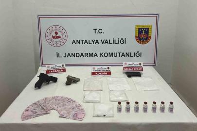 Antalya’da jandarmadan 3 eve uyuşturucu baskını