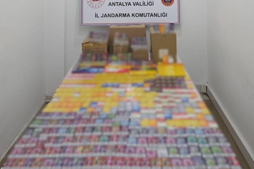 Antalya’da kaçak bin 660 adet elektronik sigara ve 7 bin 500 paket sigara ele geçirildi
