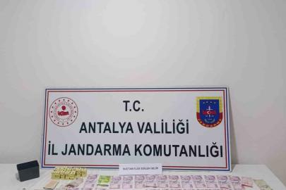 Antalya’da mahalle muhtarı kumar oynatırken yakalandı