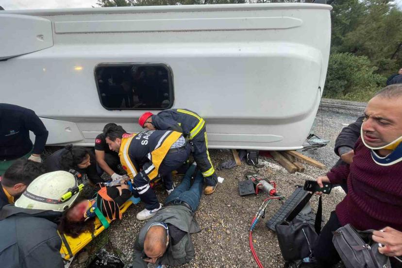Antalya’da midibüs devrildi: 6 yaralı