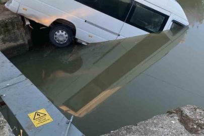 Antalya’da minibüs sulama kanalına uçtu