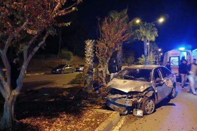 Antalya’da palmiyeye çarpan otomobilin sürücüsü yaralandı