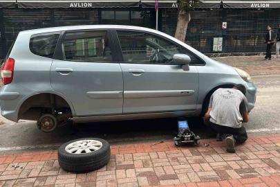 Antalya’da park halindeki yaklaşık 20 aracın lastikleri kesildi