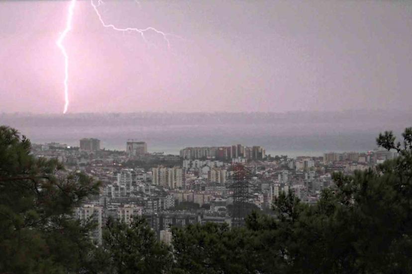 Antalya’da şiddetli yağış etkili oldu, şimşekler görsel şölen oluşturdu