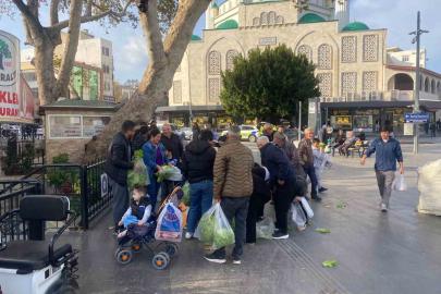 Antalyalı çiftçi ürünlerin çöpe dökülmesine tepki olarak 200 marulu ücretsiz dağıttı