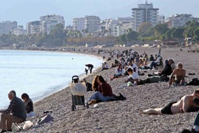 Antalya’nın gecesi kış, gündüzü yaz: "Akşam soba yaktık, gündüz güneşleniyoruz"