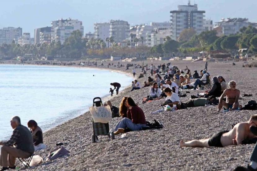 Antalya’nın gecesi kış, gündüzü yaz: "Akşam soba yaktık, gündüz güneşleniyoruz"