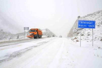 Antalya’ya kar yağışı aralıklarla devam ediyor