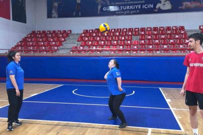 Antrenman izlemeye gelen özel bireyler kendilerini sahada buldular