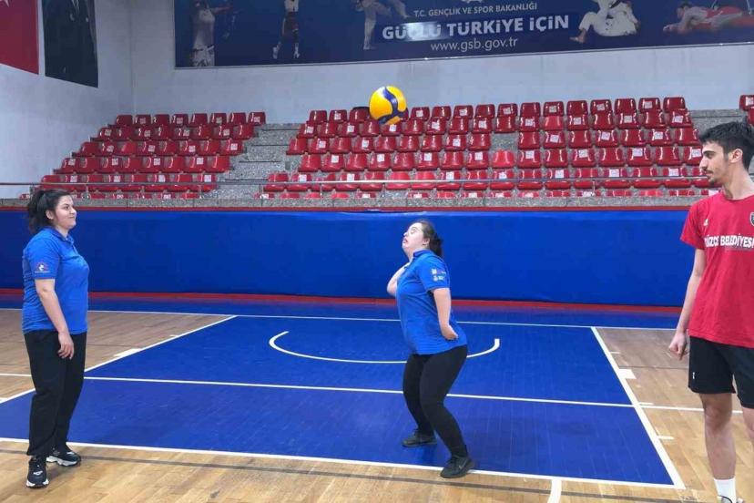 Antrenman izlemeye gelen özel bireyler kendilerini sahada buldular