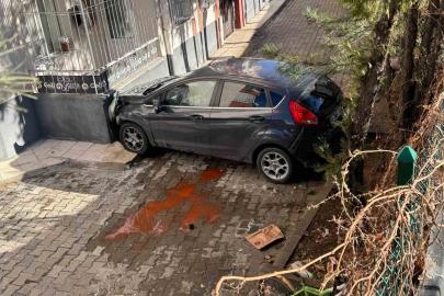 Apartman bahçesine düşen araçta 4 kişi yaralandı