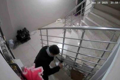 Apartmandan ayakkabı hırsızlığı kameraya yansıdı