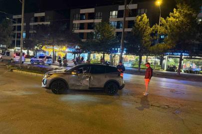 Araca yandan çarpan motosikletli yaralandı