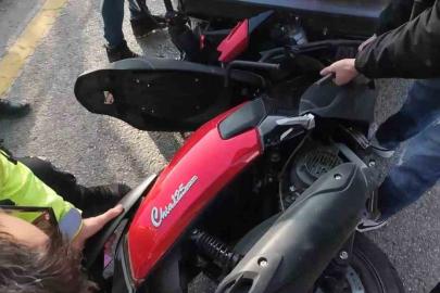 Aracın altında sıkışan motosiklet böyle çıkarıldı