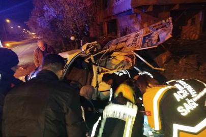 Araçta sıkışan sürücüyü itfaiye ekipleri kurtardı