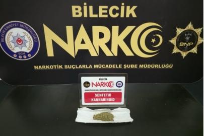 Aranan şahıs üzerinde uyuşturucuyla yakalandı