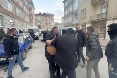 Aranan şahıs yakalanacağını anlayınca arkadaşlarıyla polise direndi