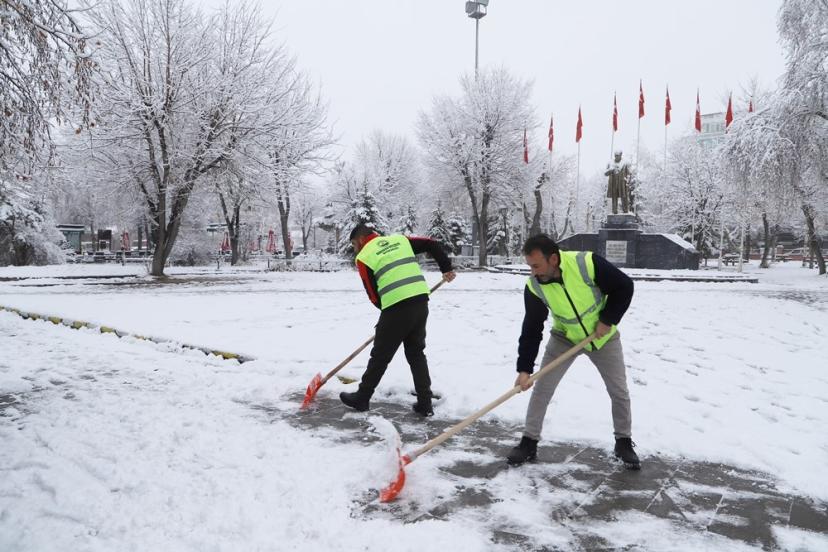 Ardahan’da belediyeden karla mücadele