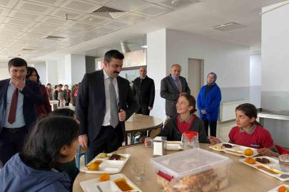 Arpaçay Kaymakamı öğrencilerle öğle yemeğinde buluştu