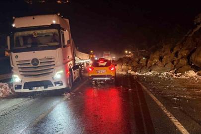 Artvin’de heyelan: Borçka-Hopa karayolu ulaşıma kapandı