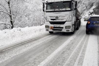 Artvin’de karla kaplanan yol kazaları beraberinde getirdi