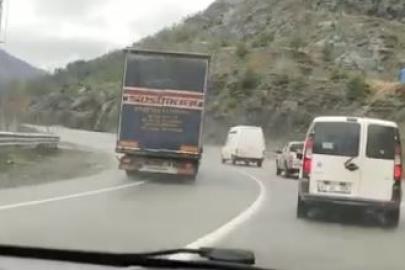 Artvin’de tır şoförünün virajda 5 aracı sollaması faciaya davetiye çıkardı