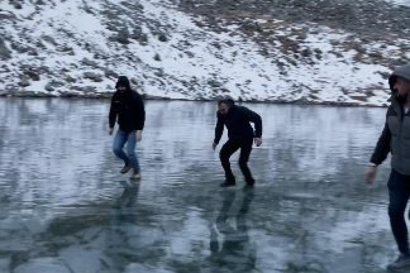 Artvinli gençler buz tutan Karagöl’de taş atıp test ettiler, sonra eğlendiler