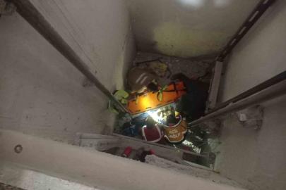 Asansör boşluğuna düşen işçi yaralandı