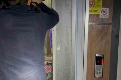 Asansörde mahsur kalan vatandaşları itfaiye kurtardı