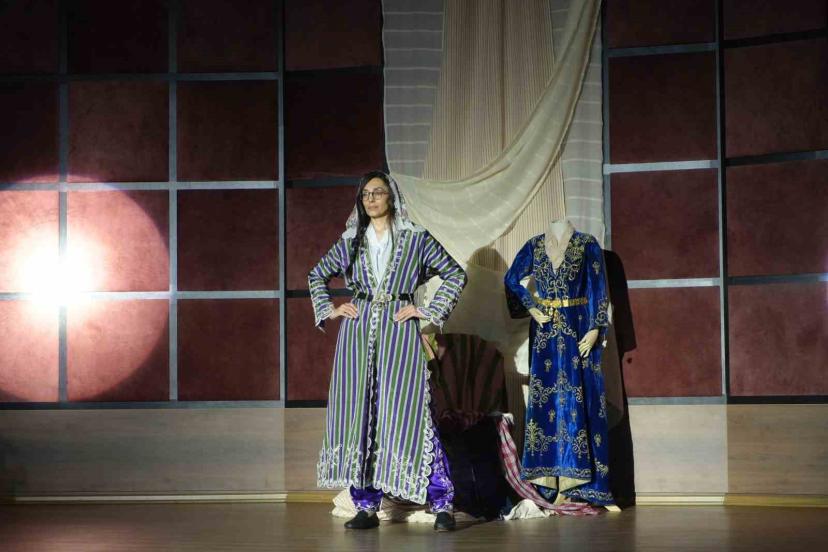 Asırlar önce kadınların giydiği kıyafetler defilede sergilendi