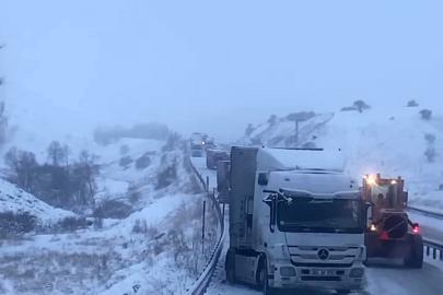 Aşkale tepebaşı mevkiinde kayan tırlar yolu kapattı