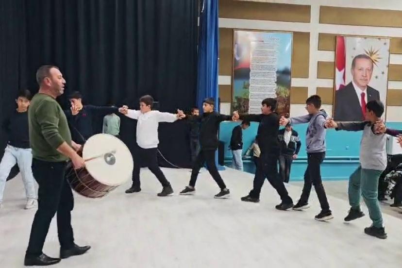Aşkaleli öğrenciler halk oyunları yarışmasına iddialı hazırlanıyor