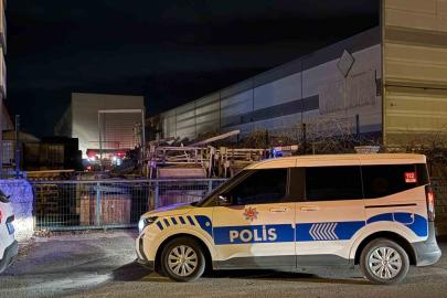 Atık maddeler alev aldı, fabrikaya sıçrayan yangın büyümeden söndürüldü