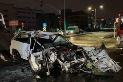 Avcılar’da hatalı dönüş yapan kamyona çarpan otomobil hurdaya döndü: 1 ölü, 1 yaralı