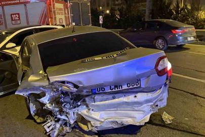 Avcılar’da trafik kazasında 2 kişi yaralandı, sürücü olay yerinden kaçtı